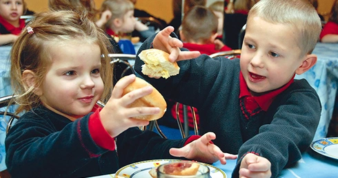 Wpływy uzyskane ze sprzedaży świec Wigilijnego Dzieła Pomocy Dzieciom Caritas przeznacza m.in. na dożywianie setek tysięcy najmłodszych