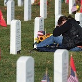 Zachód nie może patrzeć na barbarzyństwo np. w Afganistanie, ale jednocześnie nie jest w stanie zaakceptować śmierci żołnierzy podczas zbrojnych interwencji. Na zdjęciu matka amerykańskiego żołnierza, który zginął podczas misji w Afganistanie, opłakuje syna przy jego grobie na cmentarzu w Arlington
