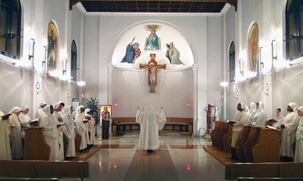 Siostry podczas modlitwy nieszporów  