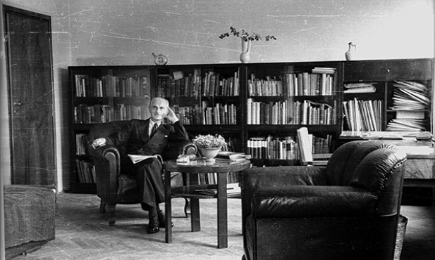 Julian Tuwim w swoim mieszkaniu przy ul. Wiejskiej w czerwcu 1946 r. 