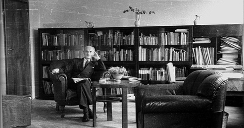 Julian Tuwim w swoim mieszkaniu przy ul. Wiejskiej w czerwcu 1946 r. 