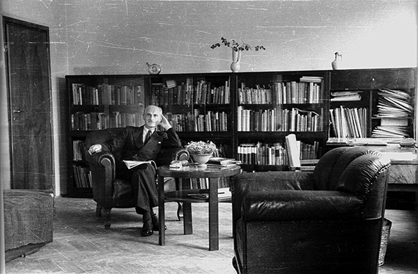 Julian Tuwim w swoim mieszkaniu przy ul. Wiejskiej w czerwcu 1946 r. 