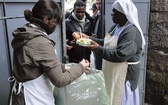 Biednych w Rzymie nie brakuje. Do klasztornej furty przychodzi codziennie kilkadziesiąt ubogich osób, głównie uchodźców z krajów ogarniętych wojnami 