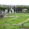 Różany ogród przy klasztornym murze jest wiosenną atrakcją Rzymu.  Alejki w nim układają się w kształt menory
