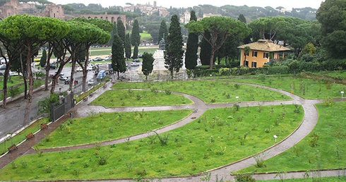 Różany ogród przy klasztornym murze jest wiosenną atrakcją Rzymu.  Alejki w nim układają się w kształt menory