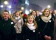 Młodzi ze śpiewem przemierzali główną ulicę naszego miasta