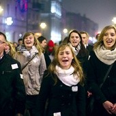 Młodzi ze śpiewem przemierzali główną ulicę naszego miasta