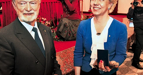 Statuetkę Chrystusa Króla Halinie Szydełko wręczył prezes wrocławskiego zarządu AK Eugeniusz Kazimierczak