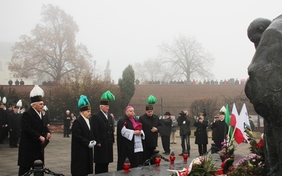 Delegaci pielgrzymów wraz z bp. Tadeuszem Rakoczym złożyli kwiaty pod pomnikiem kard. Wyszyńskiego