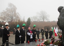 Delegaci pielgrzymów wraz z bp. Tadeuszem Rakoczym złożyli kwiaty pod pomnikiem kard. Wyszyńskiego