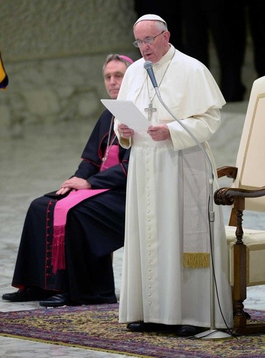 Franciszek modli się za skrzywdzonych przez ludzi Kościoła