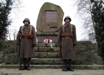 Wartę przed pomnikiem Artura Zawiszy Czarnego trzymali członkowie Stowarzyszenia Historycznego im. 10. Pułku Piechoty