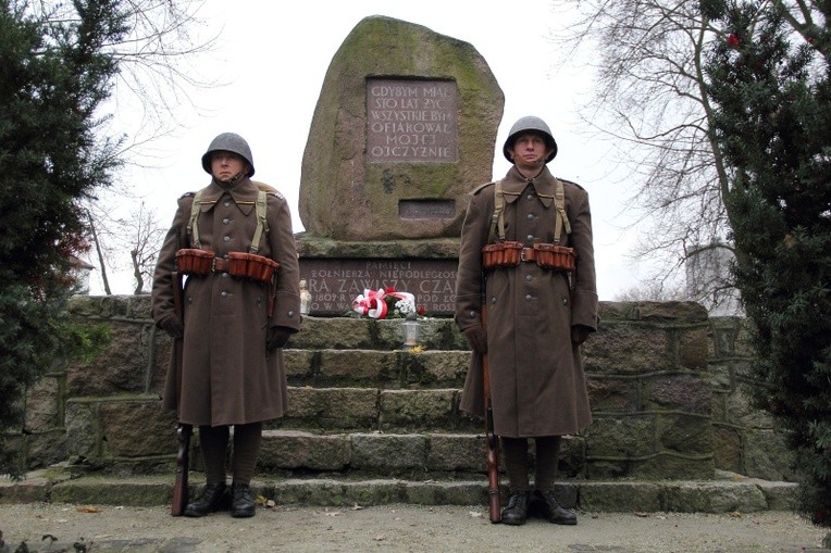 Wartę przed pomnikiem Artura Zawiszy Czarnego trzymali członkowie Stowarzyszenia Historycznego im. 10. Pułku Piechoty