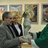 Ks. kapelan Krzysztof Błaszczak przyjmuje figurę św. Michała Archanioła
