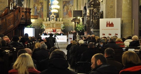 Ponad 230 uczestników synodu diecezjalnego wypełniło płocką katedrę
