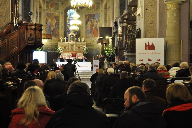 Ponad 230 uczestników synodu diecezjalnego wypełniło płocką katedrę