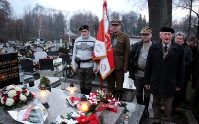 Modlitwa nad grobem "Bartka" na czechowckim cmentarzu