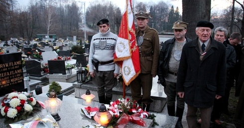 Modlitwa nad grobem "Bartka" na czechowckim cmentarzu