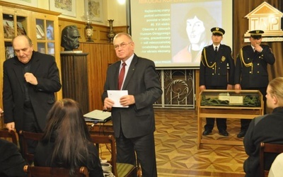 Ks. prof. Michał Grzybowski i prof. Zbigniew Kruszewski, prezes TNP, w czasie pokazu dzieła Mikołaja Kopernika