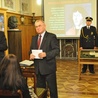 Ks. prof. Michał Grzybowski i prof. Zbigniew Kruszewski, prezes TNP, w czasie pokazu dzieła Mikołaja Kopernika