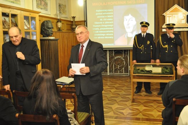 Ks. prof. Michał Grzybowski i prof. Zbigniew Kruszewski, prezes TNP, w czasie pokazu dzieła Mikołaja Kopernika