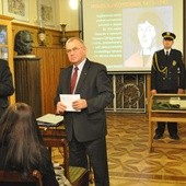 Ks. prof. Michał Grzybowski i prof. Zbigniew Kruszewski, prezes TNP, w czasie pokazu dzieła Mikołaja Kopernika