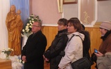 O. Wiesław Wiśniewski, pasjonista (pierwszy z lewej) i wierni przed nowopoświęconą figurą Matki Bożej z Dzieciątkiem