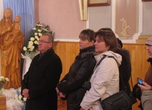 O. Wiesław Wiśniewski, pasjonista (pierwszy z lewej) i wierni przed nowopoświęconą figurą Matki Bożej z Dzieciątkiem