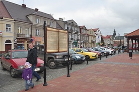 Z centrum miasta i zrewitalizowanego rynku widać kościół farny, w którym spoczywają rodzice i bracia św. Stanisława Kostki