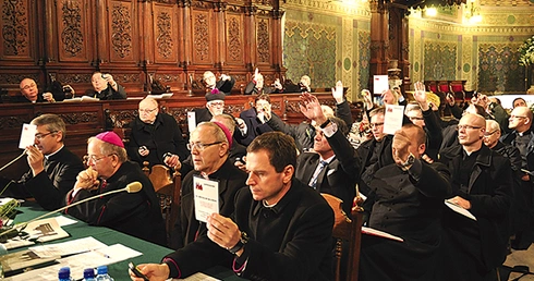 Kolejny raz bazylika katedralna stała się miejscem synodalnych obrad. Jej uczestnicy wypełnili nawę główną i prezbiterium