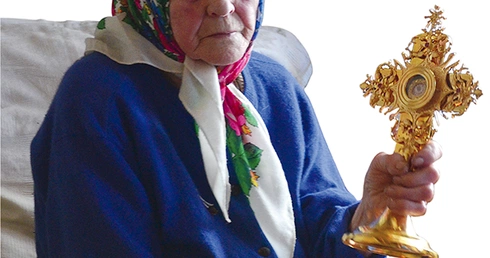 Marianna Popiełuszko z relikwiami bł. syna kapłana