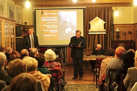  Pianista Jarosław Domagała (z lewej) i ks. Andrzej Leleń wspominali, jak trudne było poszukiwanie ocalałych utworów kapłana
