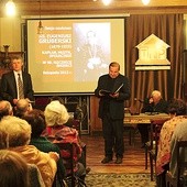  Pianista Jarosław Domagała (z lewej) i ks. Andrzej Leleń wspominali, jak trudne było poszukiwanie ocalałych utworów kapłana