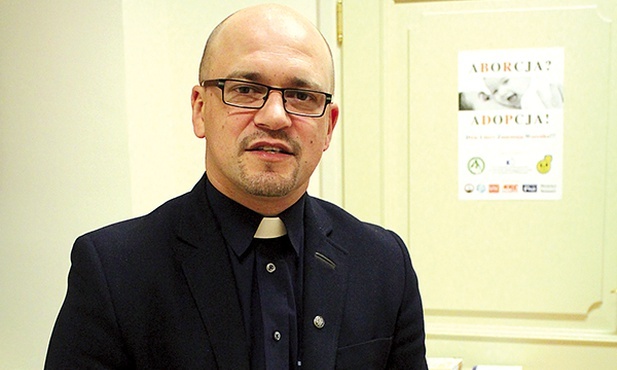 – Chcemy upowszechniać i utrwalać wiedzę o adopcji poprzez powtarzanie i przypominanie pewnych informacji w internecie, radiu i prasie – mówi ks. J. Kamiński