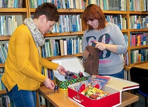 Pracownicy biblioteki starają się zachęcić najmłodszych do czytania różnymi atrakcjami