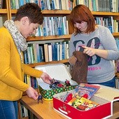 Pracownicy biblioteki starają się zachęcić najmłodszych do czytania różnymi atrakcjami