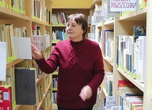 Księgozbiór salezjańskiej placówki prezentuje Anna Świerzewska