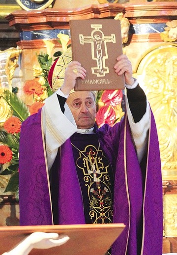 Liturgii przewodniczył niezwykły gość – abp Francesco Cacucci, kustosz relikwii św. Mikołaja