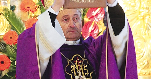 Liturgii przewodniczył niezwykły gość – abp Francesco Cacucci, kustosz relikwii św. Mikołaja