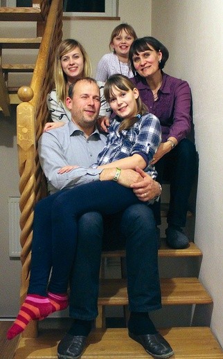  Ania i Bertrand z córkami: Zosia, Marysią i Magdą. Brakuje Asi, która studiuje we Francji. Ale też jest obecna na zdjęciu: podarowała tacie silikonową bransoletkę – pamiątkę ze Światowych Dni Młodzieży w Rio de Janeiro