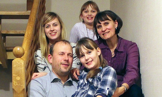  Ania i Bertrand z córkami: Zosia, Marysią i Magdą. Brakuje Asi, która studiuje we Francji. Ale też jest obecna na zdjęciu: podarowała tacie silikonową bransoletkę – pamiątkę ze Światowych Dni Młodzieży w Rio de Janeiro