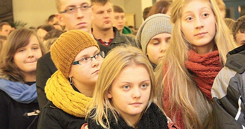 Młodzi w kolejce po krzyżyki – pamiątki nabożeństwa