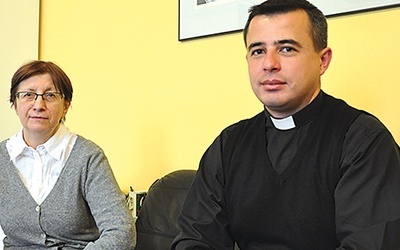  Ks. Karol Jachymczak i Krystyna Rostocka szukają parafii, które chciałaby wesprzeć mieszkańców Kiwerc