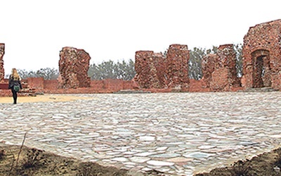  Odnowiony dziedziniec ruin zamku w Sochaczewie