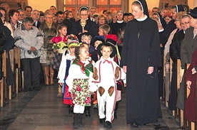 Relikwie bł. Edmunda niesie s. Maksymilla Pliszka