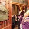 Kardynał Nycz poświęcił tablicę pamiątkową z popiersiem prymasa Hlonda