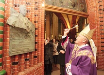 Kardynał Nycz poświęcił tablicę pamiątkową z popiersiem prymasa Hlonda