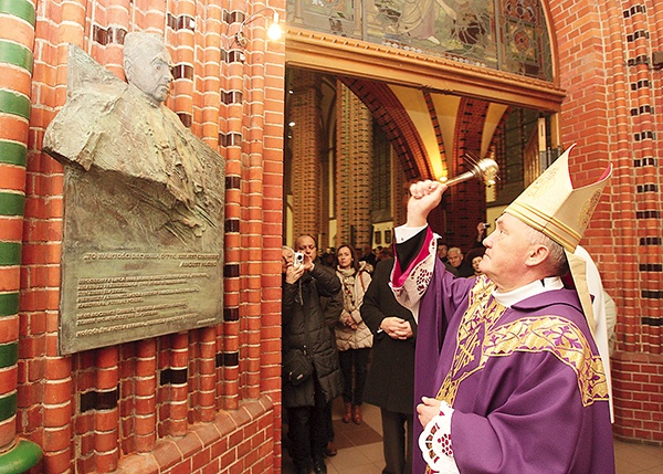 Kardynał Nycz poświęcił tablicę pamiątkową z popiersiem prymasa Hlonda
