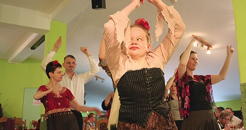 Uczestnicy warsztatów zatańczą flamenco nawet na wózku