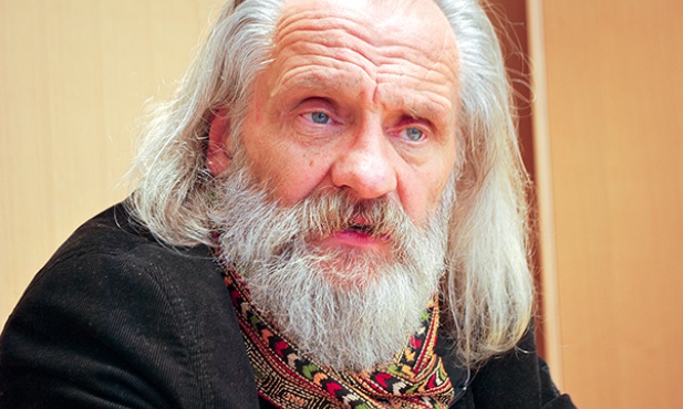 Artysta w swoich adaptacjach koncentruje się na rozmowach i sporach intelektualnych